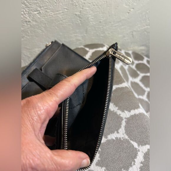 Michael Kors Jet Set wristlet,excellent condition, like new. Signature logo, blk - Picture 4 of 10